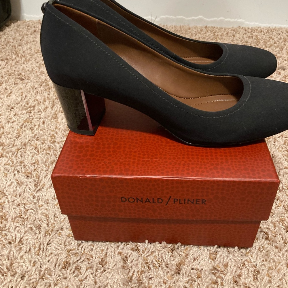 Donald Pliner Corin black heels. Classic black crepe pump size 8M